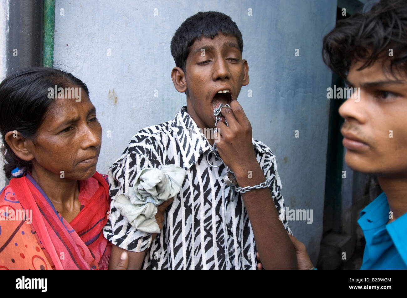 Un traitement digne des personnes handicapées demeure inconnue dans la société indienne, un garçon handicapé est dirigée par sa mère et son frère ou Banque D'Images