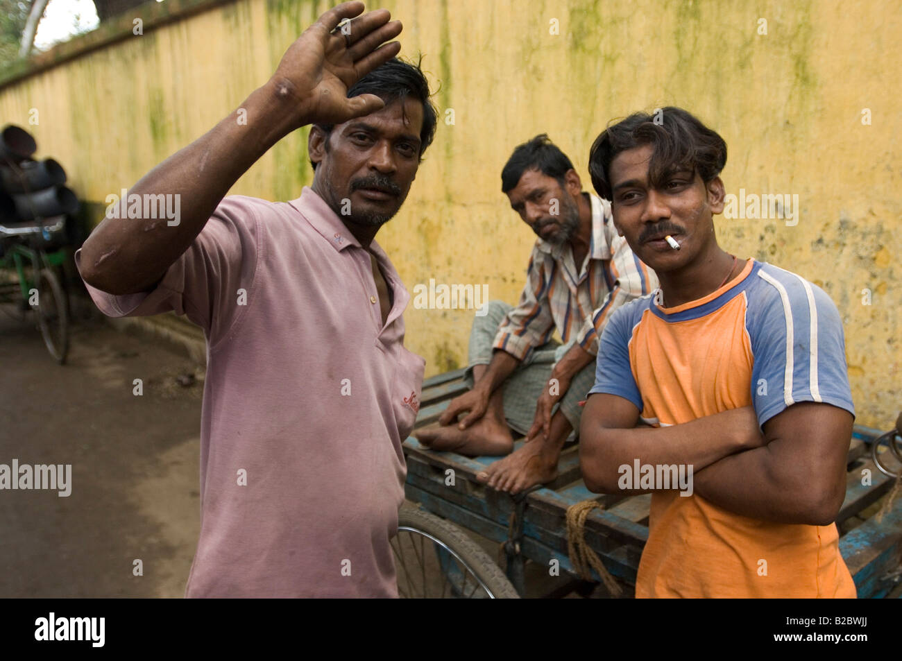 Tous les jours des travailleurs rémunérés en attente dans le quart des travailleurs de l'acier pour le prochain chargement d'acier pour leur vélo pousse-pousse. Howrah, Hooghly Banque D'Images