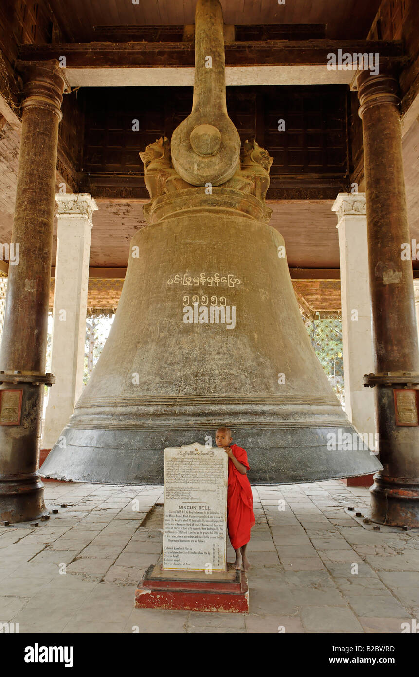 Mingun géant Bell avec le moine bouddhiste, Birmanie, Myanmar, Asien Banque D'Images