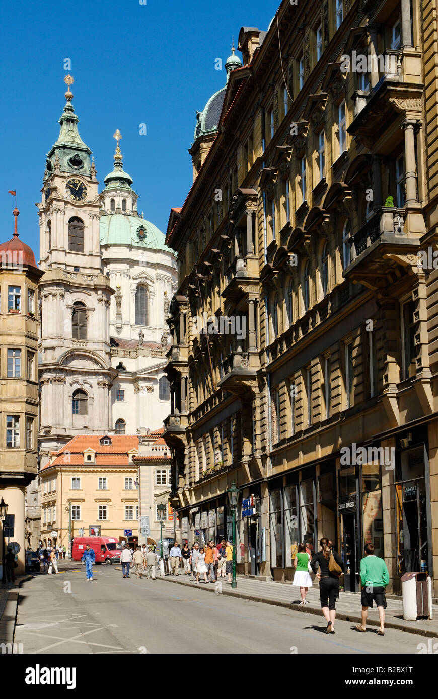 Ruelle avec les touristes dans Mala Strana, le petit quart, Site du patrimoine mondial de l'UNESCO, Prague, République Tchèque, Europe Banque D'Images
