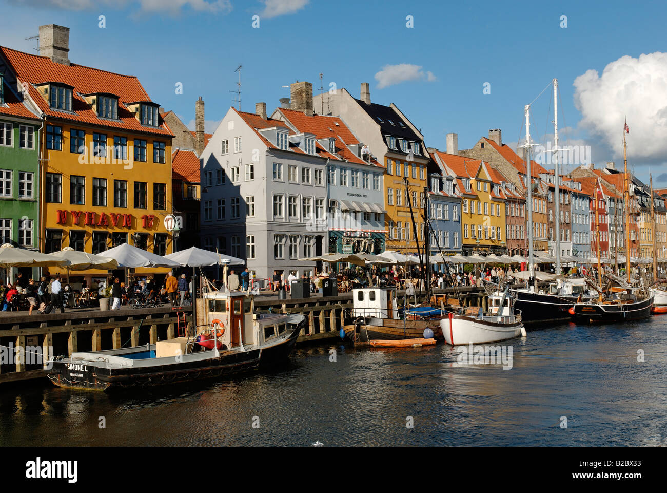 Bateaux dans historique Nyhavn, New Harbour, Copenhague, Danemark, Scandinavie, Europe Banque D'Images