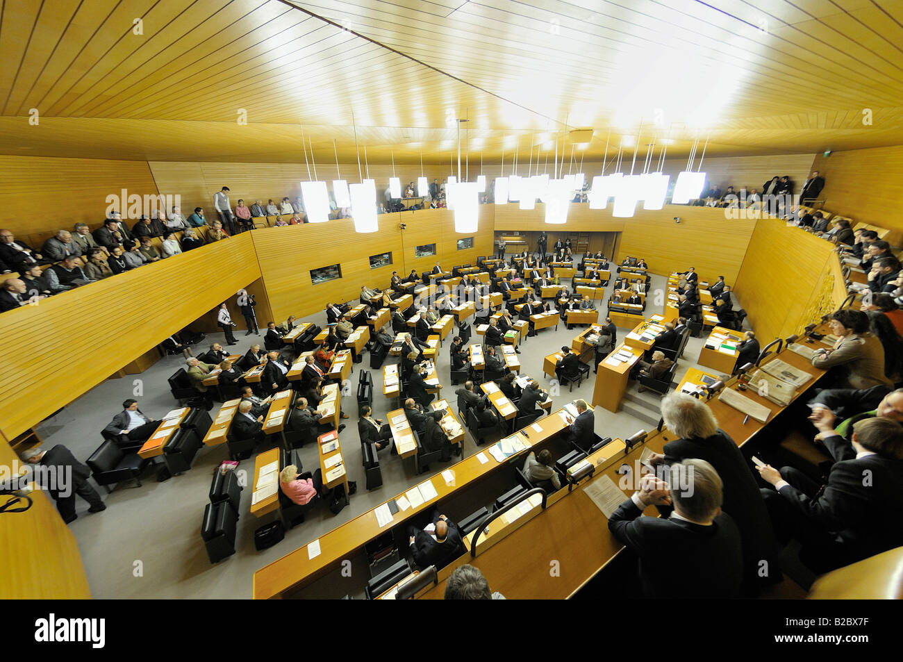 Hall de l'Assemblée du Landtag, l'assemblée législative de Bade-Wurtemberg, prises à partir de la section réservée au public, les visiteurs en t Banque D'Images