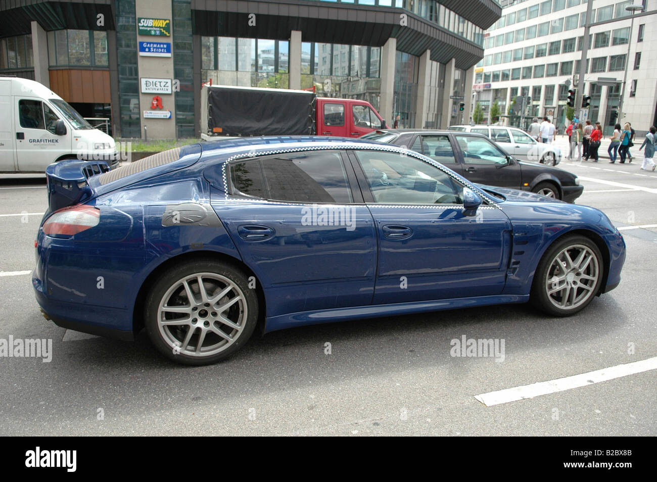 La nouvelle Porsche Panamera 4 places, actuellement en phase de test, certaines voitures de ce type peut être vu non déguisée de conduite autour de la Banque D'Images