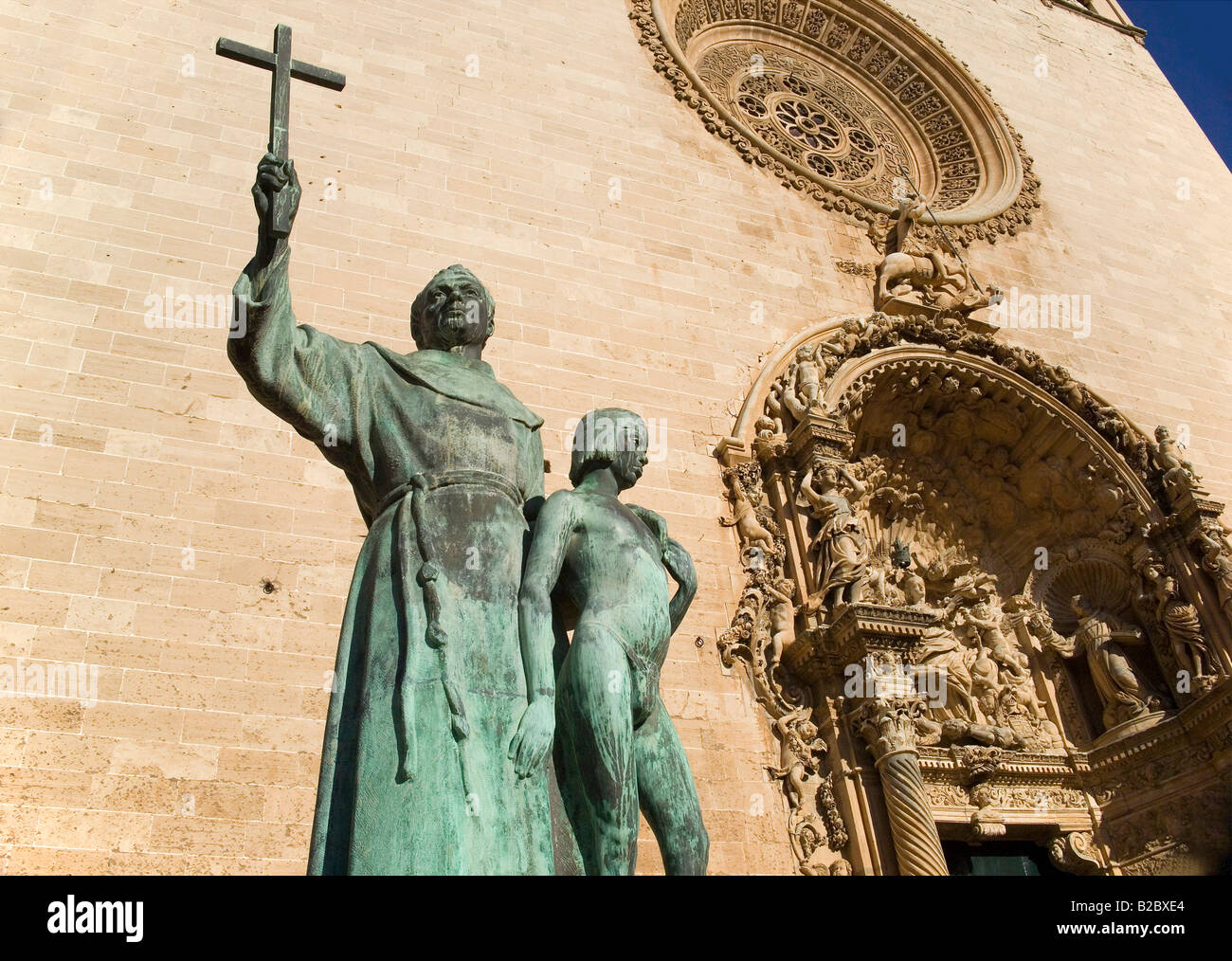 Fray Juníper Serra statue, entrée principale de la Basilique de Sant Francesc - Palma de Majorque en Espagne. Fondateur de San Francisco. Banque D'Images