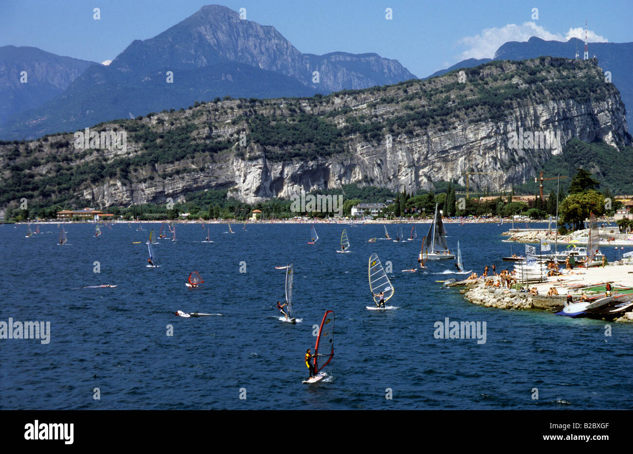 Les véliplanchistes sur le lac de Garde près de Malcesine, Italie, Europe Banque D'Images