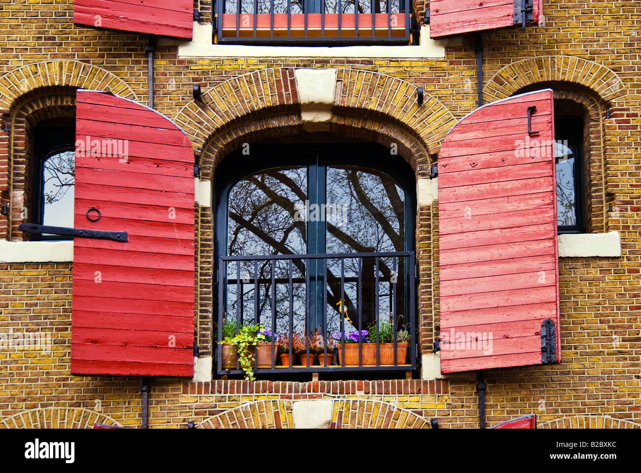 Fenêtre avec volets rouges sur Brouwersgracht, Amsterdam, Pays-Bas, Europe Banque D'Images