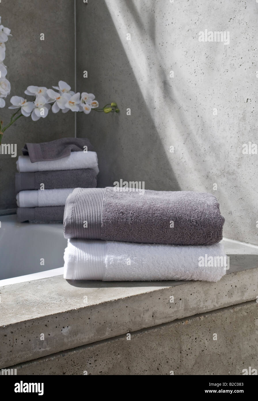 Serviettes dans une salle de bains de style contemporain Banque D'Images