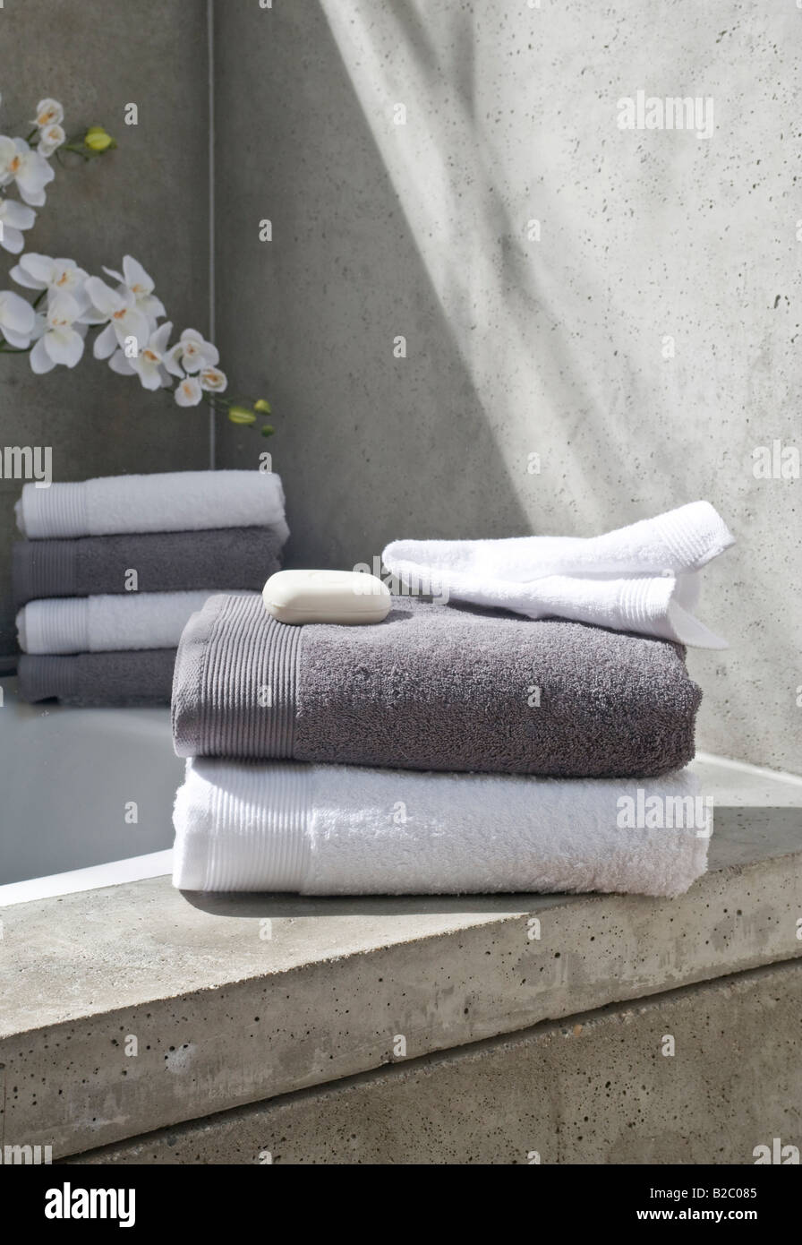 Serviettes dans une salle de bains de style contemporain Banque D'Images