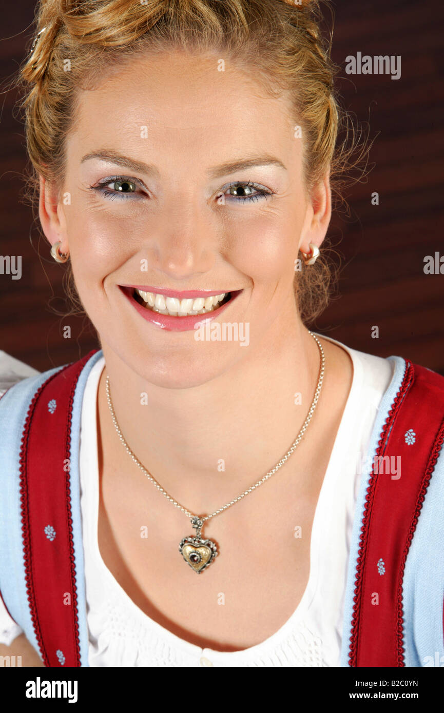 Portrait d'une jeune femme portant une robe traditionnelle Dirndl, Banque D'Images