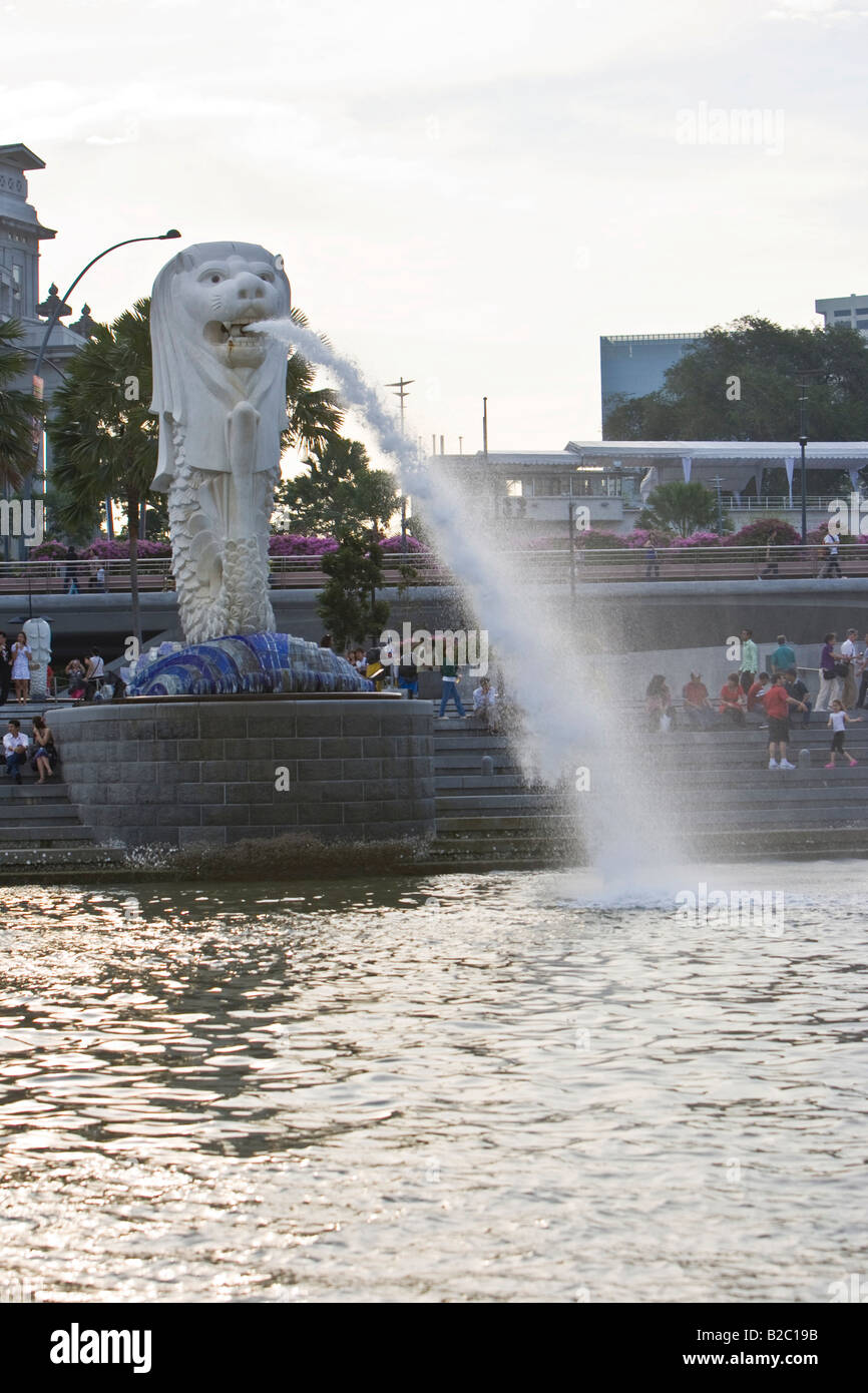 Merlion, une statue à la tête d'un lion et le corps d'un poisson, le monument de Singapour, Singapour, en Asie du sud-est Banque D'Images
