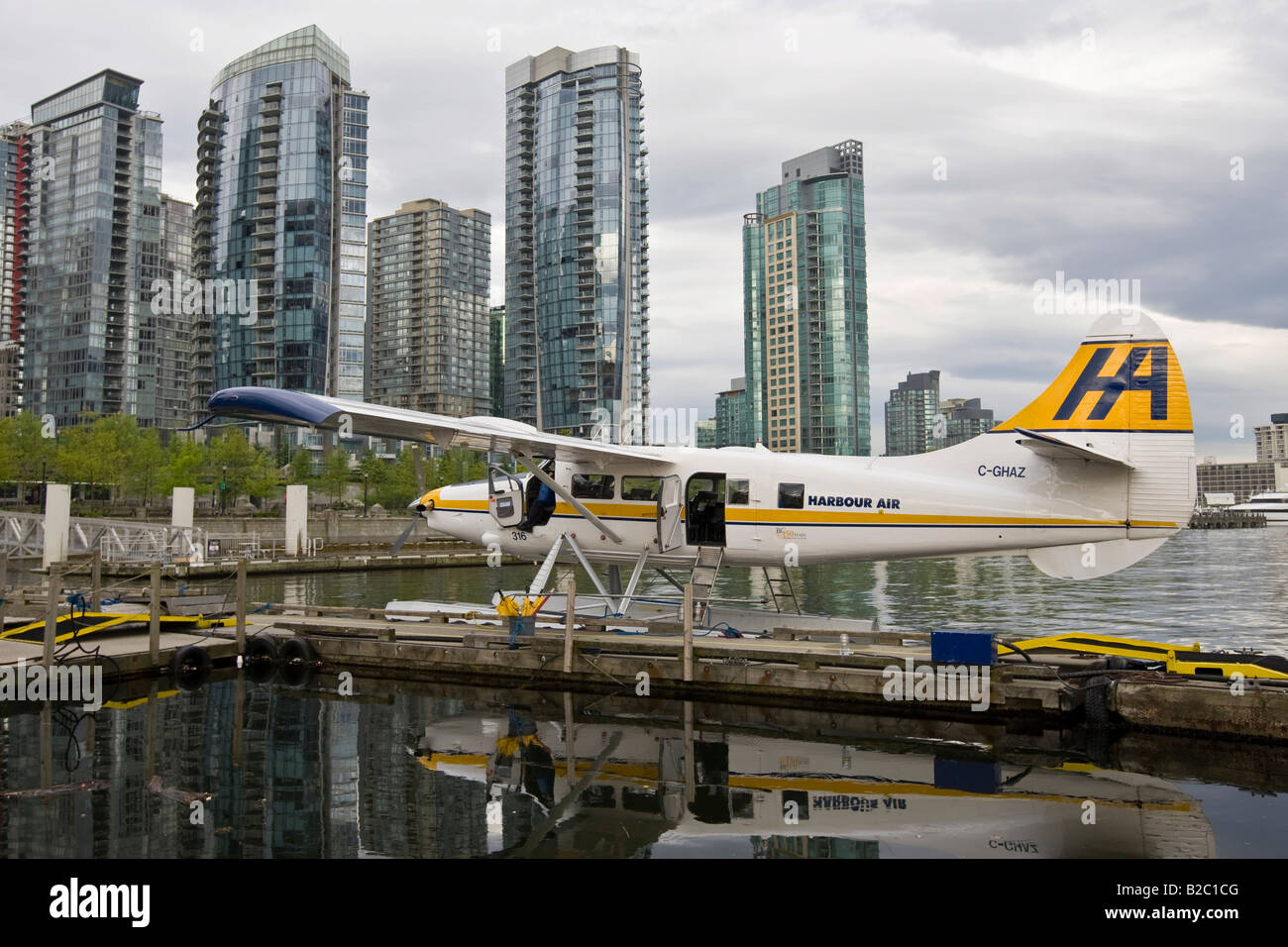 Plan d'eau, Coral Harbour District à l'arrière, Vancouver, British Columbia, Canada, Amérique du Nord Banque D'Images