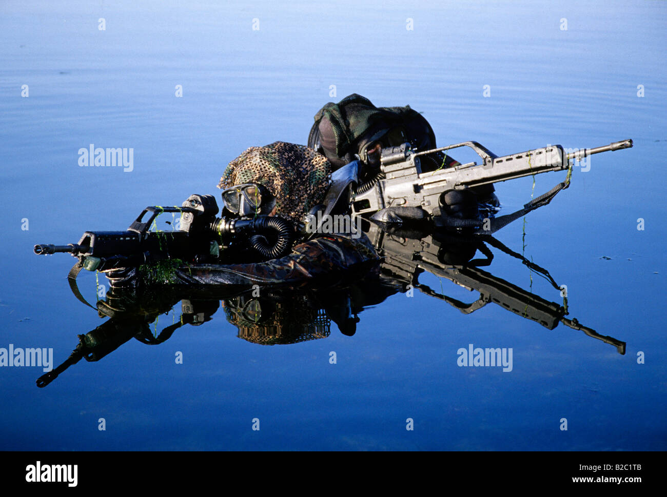 Deux soldats appartenant à l'Kampfschwimmerkompanie, combattre les nageurs, unité spéciale de la marine allemande pratiquant une attaque contre Banque D'Images