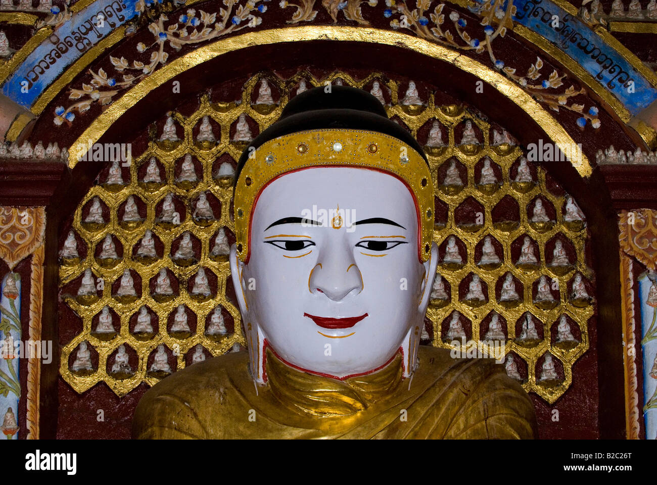 Portrait de Bouddha en face de beaucoup de petites figures de Bouddha, Pagode Thanboddhay, Monywa, Myanmar, en Asie du sud-est Banque D'Images