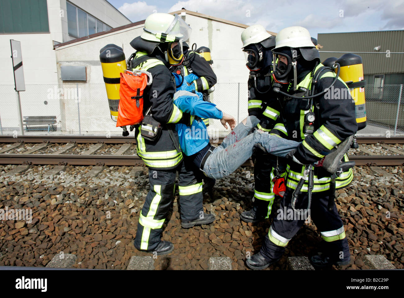 Porter un appareil respiratoire autonome pompiers sauvetage acteurs pendant une catastrophe, près de forage de Poing, Bavaria, Germany, Europe Banque D'Images