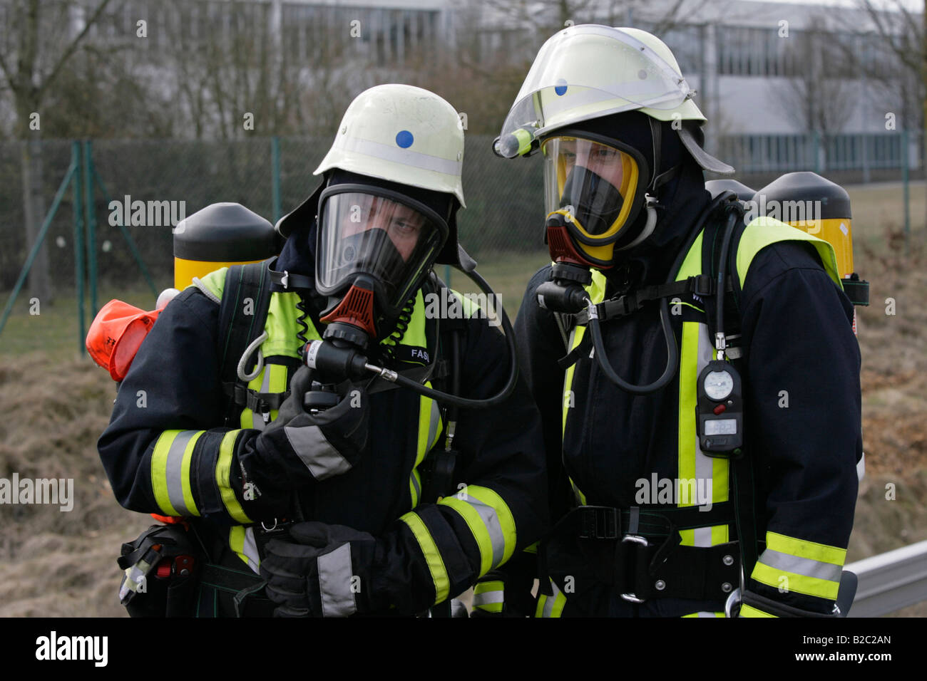 Pompiers porter un appareil respiratoire autonome au travail pendant une catastrophe, près de forage de Poing, Bavaria, Germany, Europe Banque D'Images