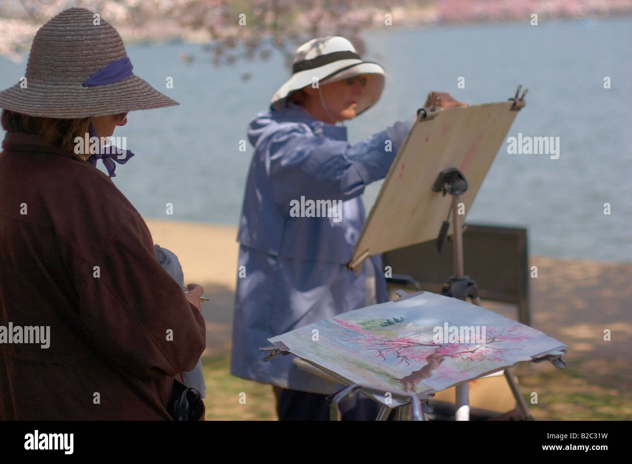 Deux femmes peinture aquarelles du bassin de marée Jefferson Memorial et Washington DC USA Banque D'Images