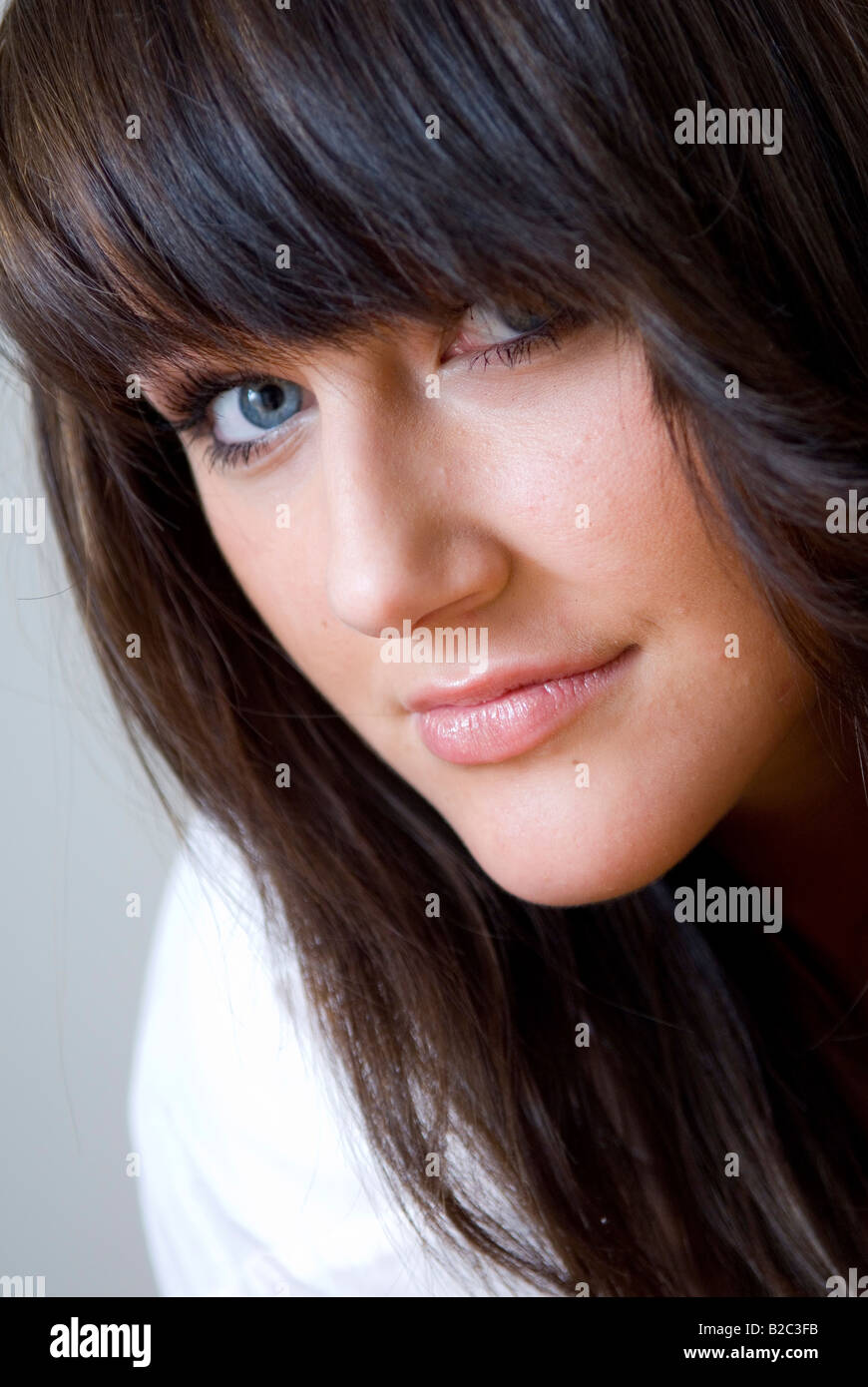 Portrait jeune femme aux yeux bleus, smiling Banque D'Images Portrait jeune femme aux yeux bleus, smiling Banque D'Images