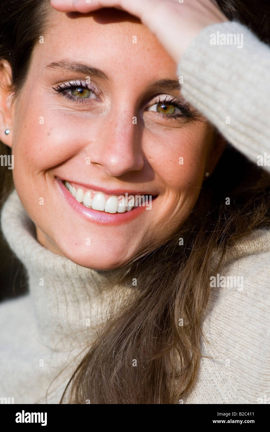 Portrait jeune femme portant un col roulé, rire Banque D'Images Portrait jeune femme portant un col roulé, rire Banque D'Images
