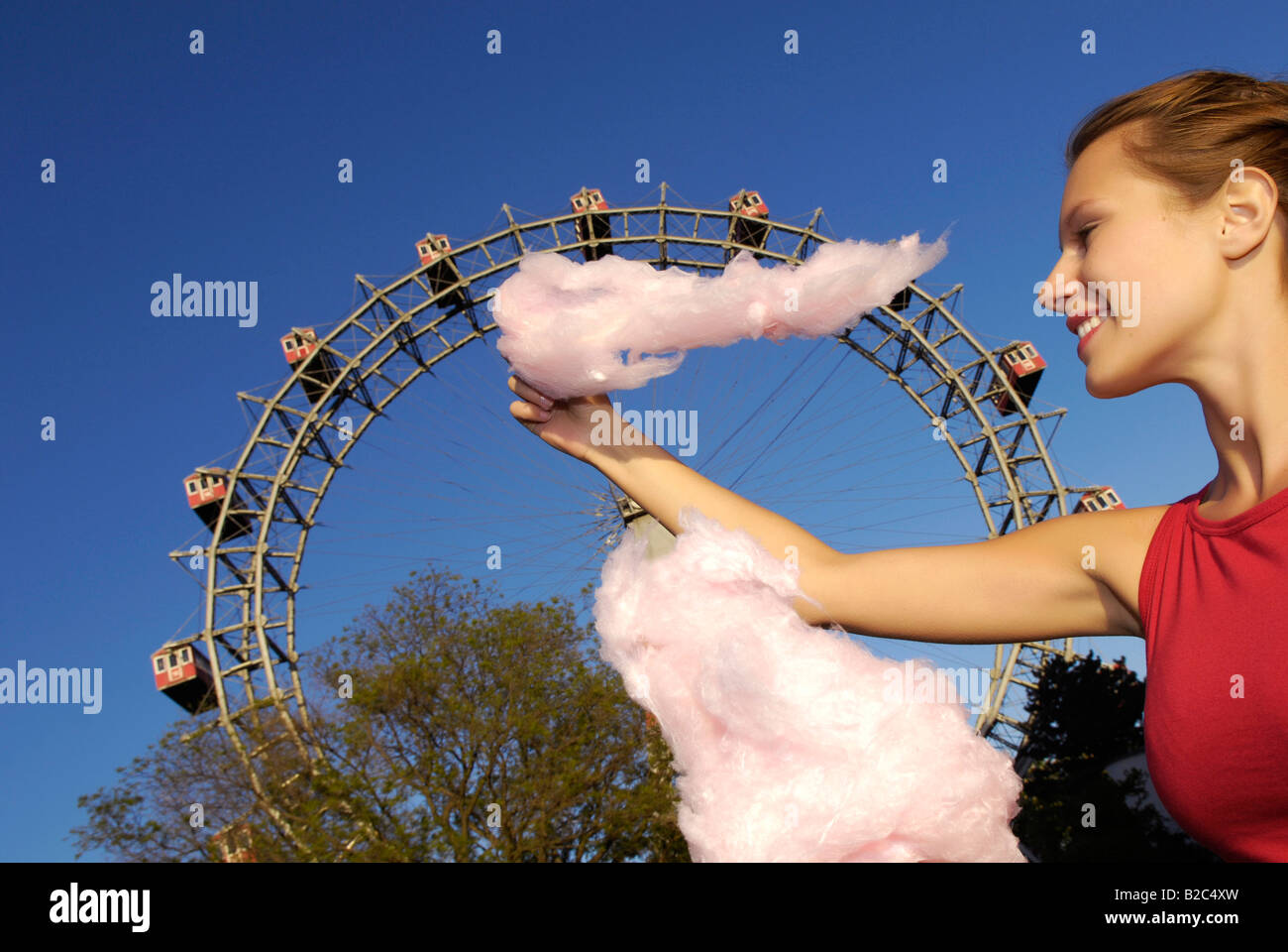 Parc d'attractions Prater de Vienne, jeune femme à barbe à papa, Ferry géant volant Banque D'Images