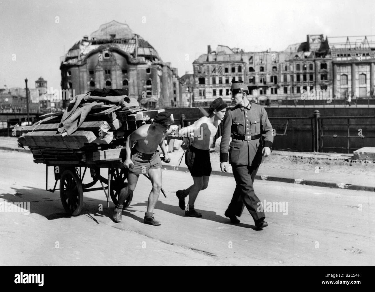 Les garçons de tirer une remorque, photo historique, 1945 Banque D'Images