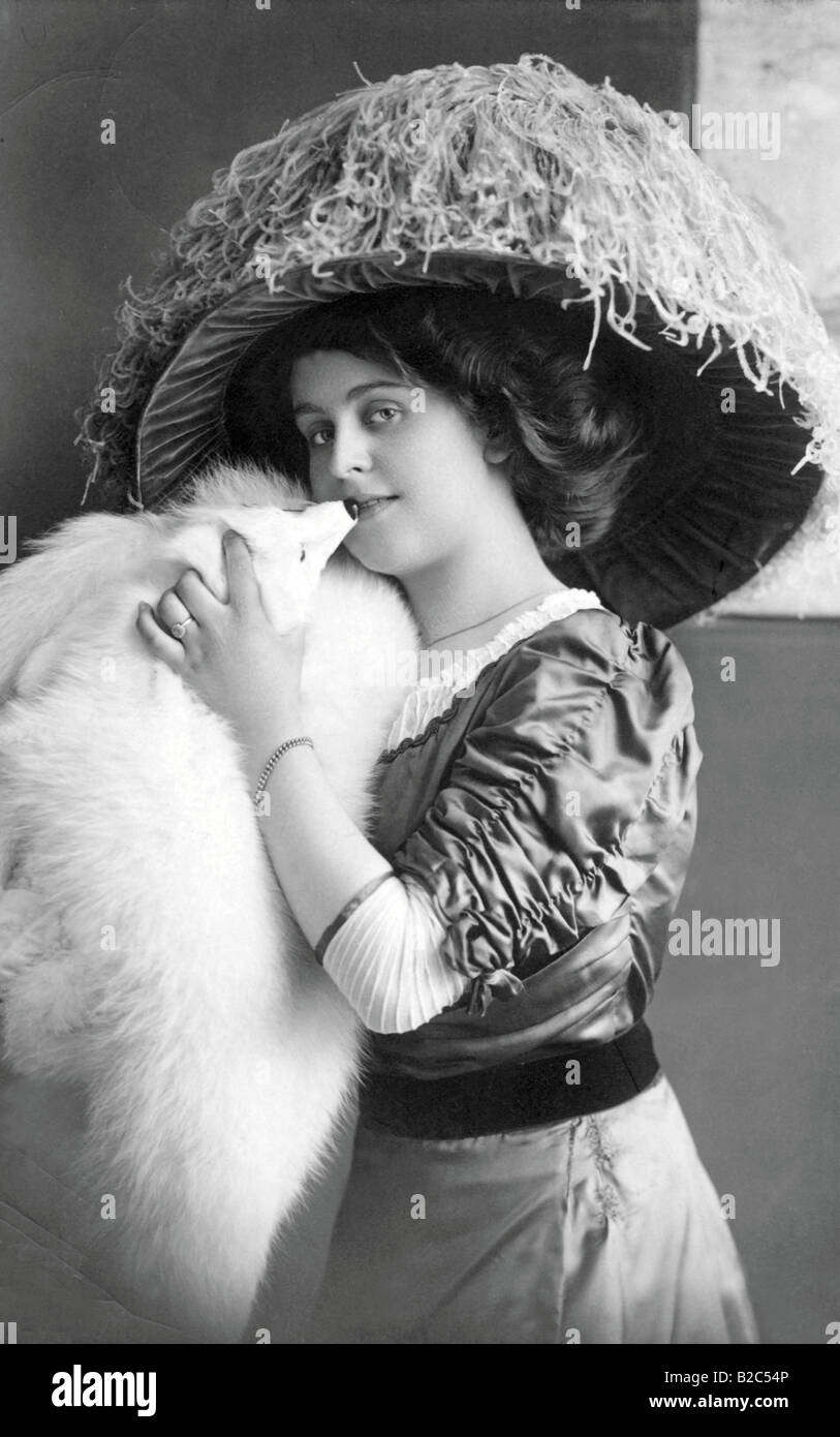 Femme portant un grand chapeau et des poils, photo historique d'environ 1910 Banque D'Images