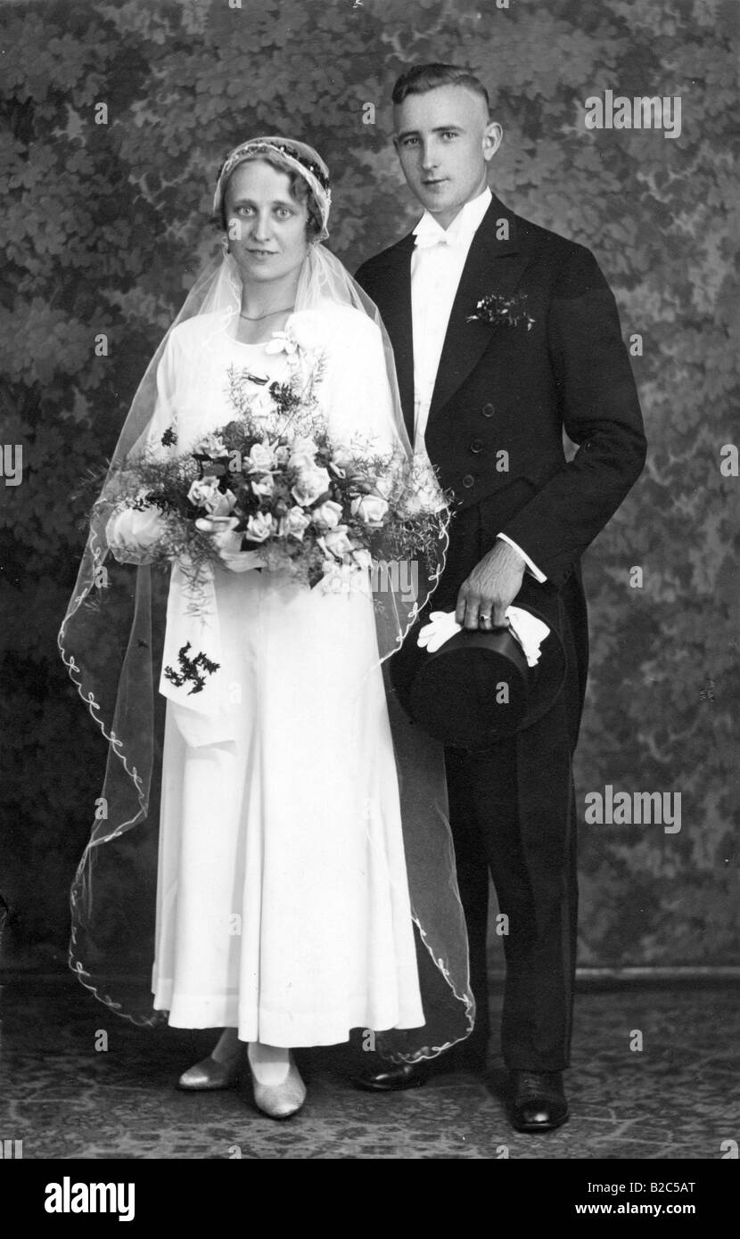 Croix gammée comme décoration de fleurs, photo d'époque, vers 1940 Banque D'Images