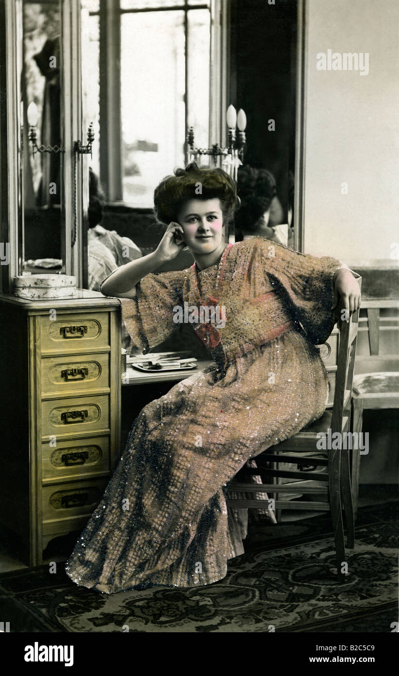 Femme dans une robe posant devant un miroir, photo historique, vers 1910 Banque D'Images