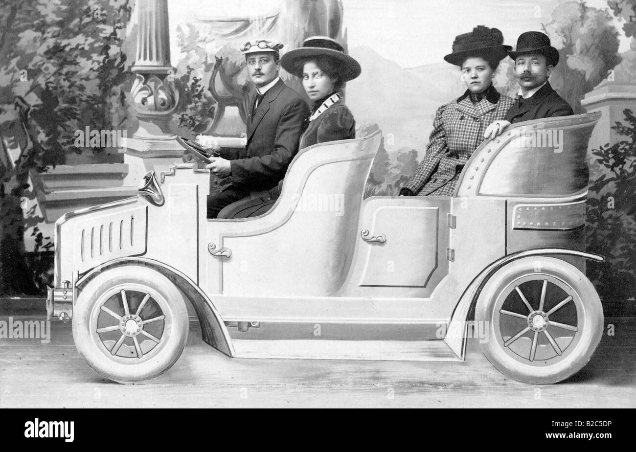 Photo de groupe dans une voiture, photo historique, vers 1910 Banque D'Images