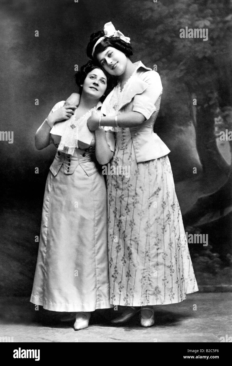 Die keusche Barbara, deux femmes enlacés, photo historique d'environ 1910 Banque D'Images