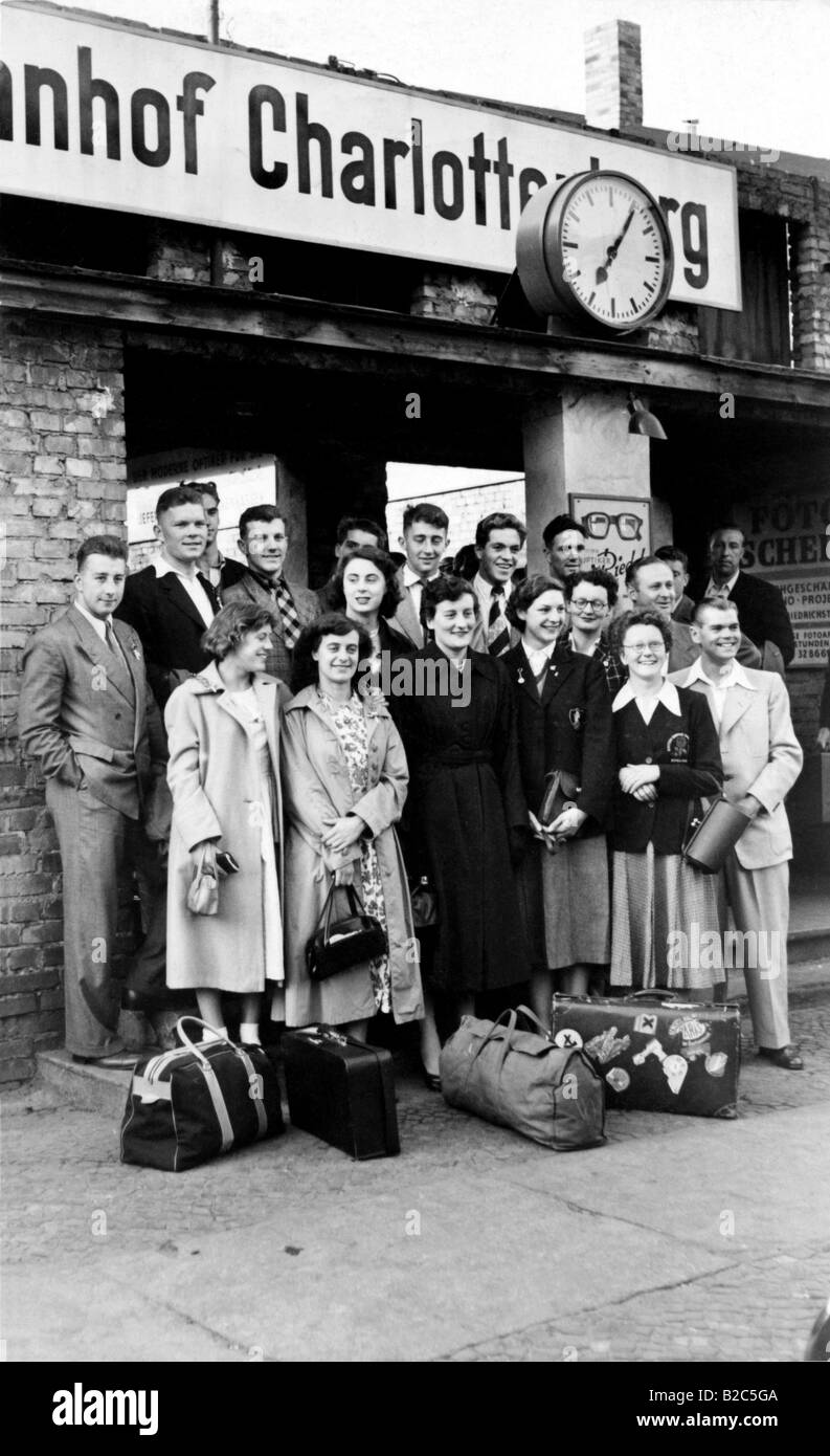 Les voyageurs à l'avant de la gare de Charlottenburg de Berlin, à partir de la photo historique vers 1940, Berlin, Germany, Europe Banque D'Images