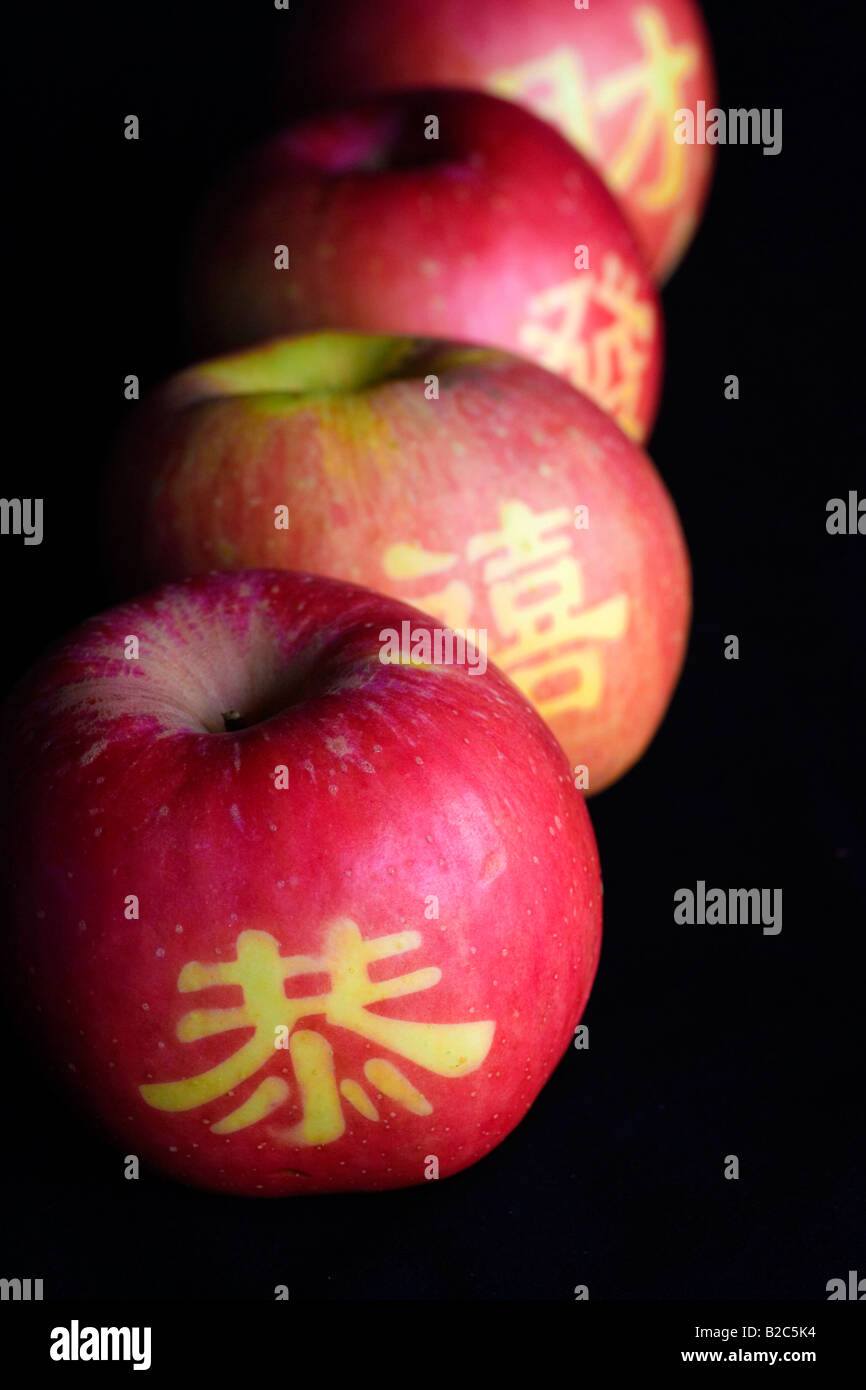 Les pommes mûres avec des modèles de caractères chinois Banque D'Images