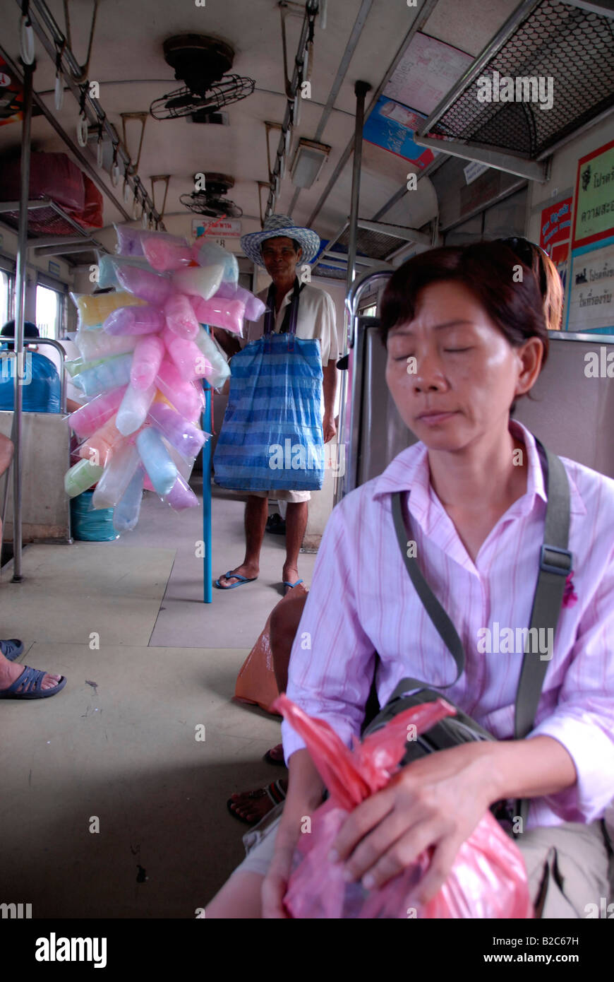 Vendeur de rue vendant de la barbe à papa sur le train, train en direction de samut sakorn de wongwianyai gare(Bangkok, Thaïlande) Banque D'Images