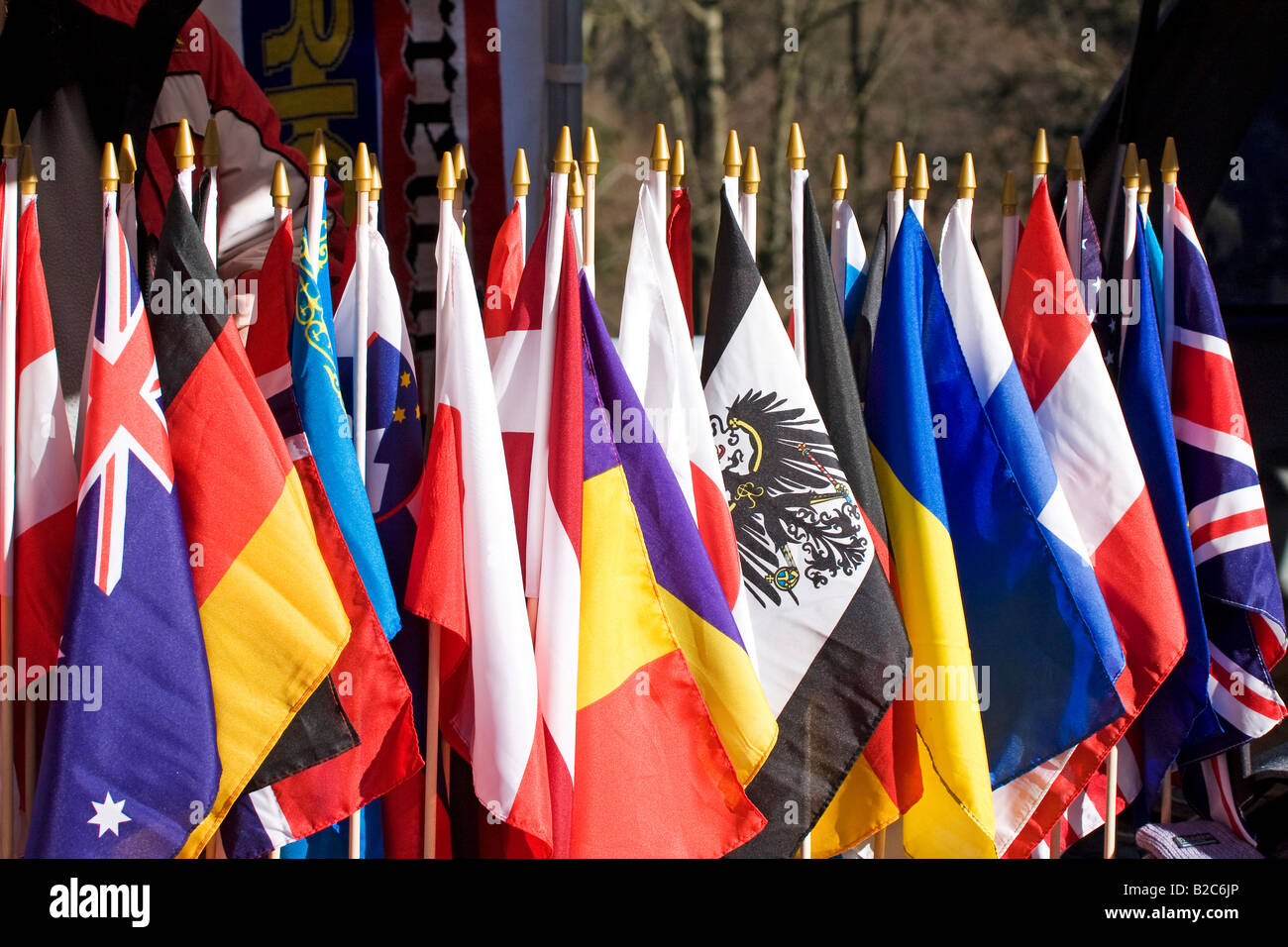 Les drapeaux sur l'affichage à un fan shop, Coupe du monde de bobsleigh, Winterberg, Sauerland, Allemagne, Europe Banque D'Images