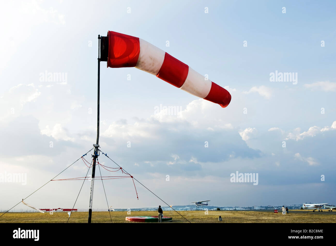 Une manche rouge et blanc volant dans le vent pour la direction du