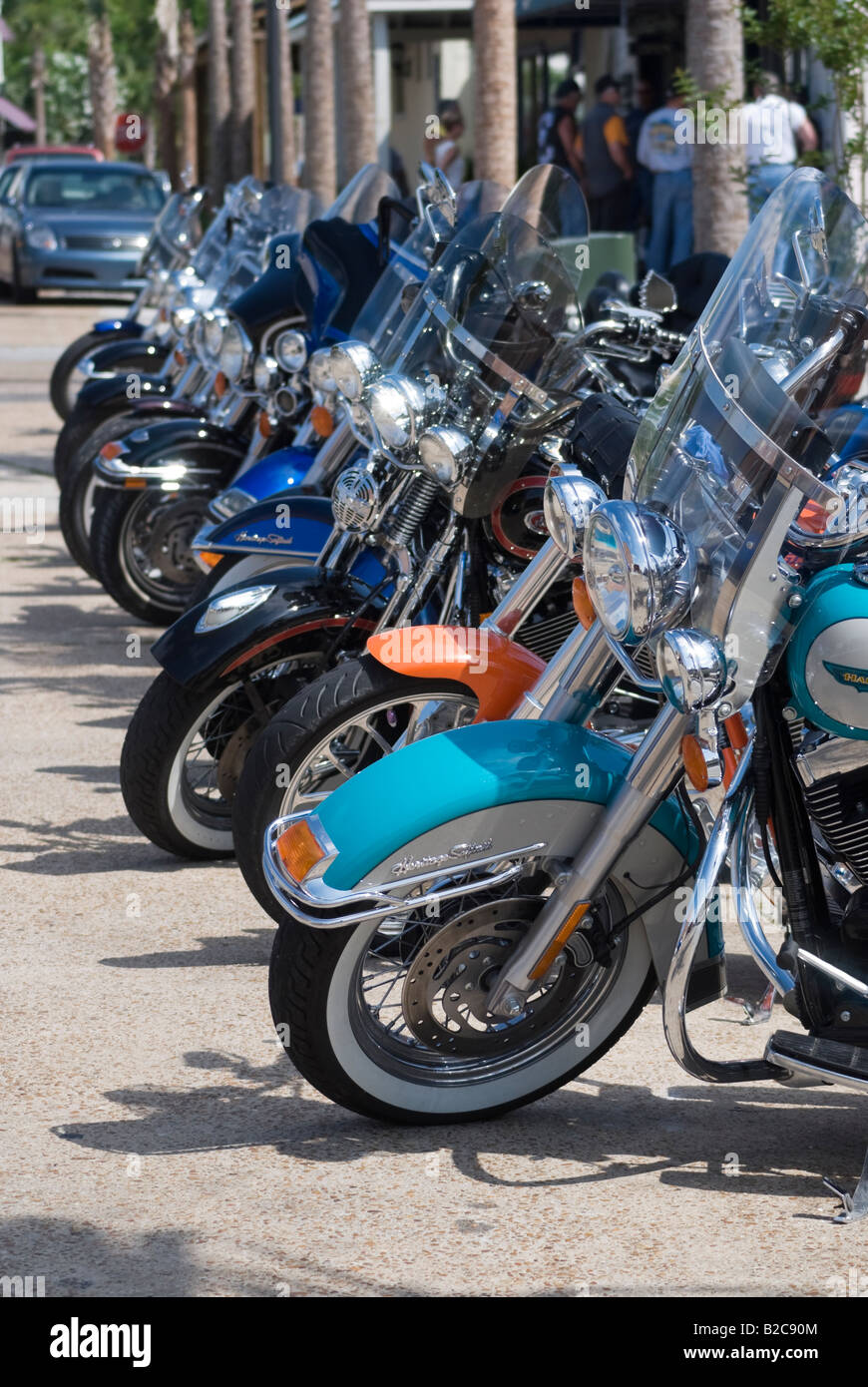 Gamme de motocyclettes Harley Davidson le long street dans Apalachicola en Floride Banque D'Images