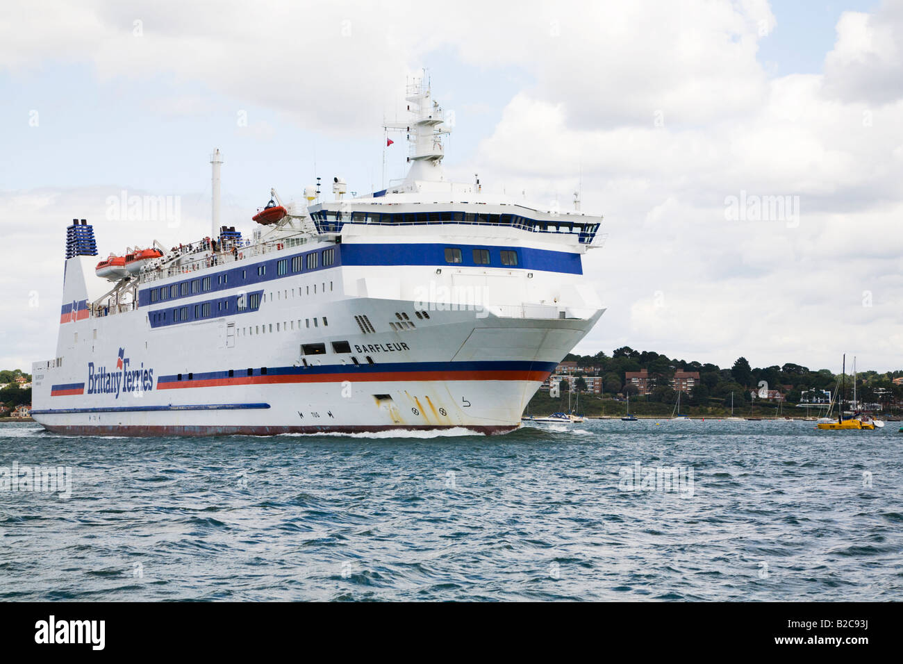 Navire de Brittany Ferries, le Barfleur de quitter le port de Poole, Dorset pour la manche traversée en France. Banque D'Images