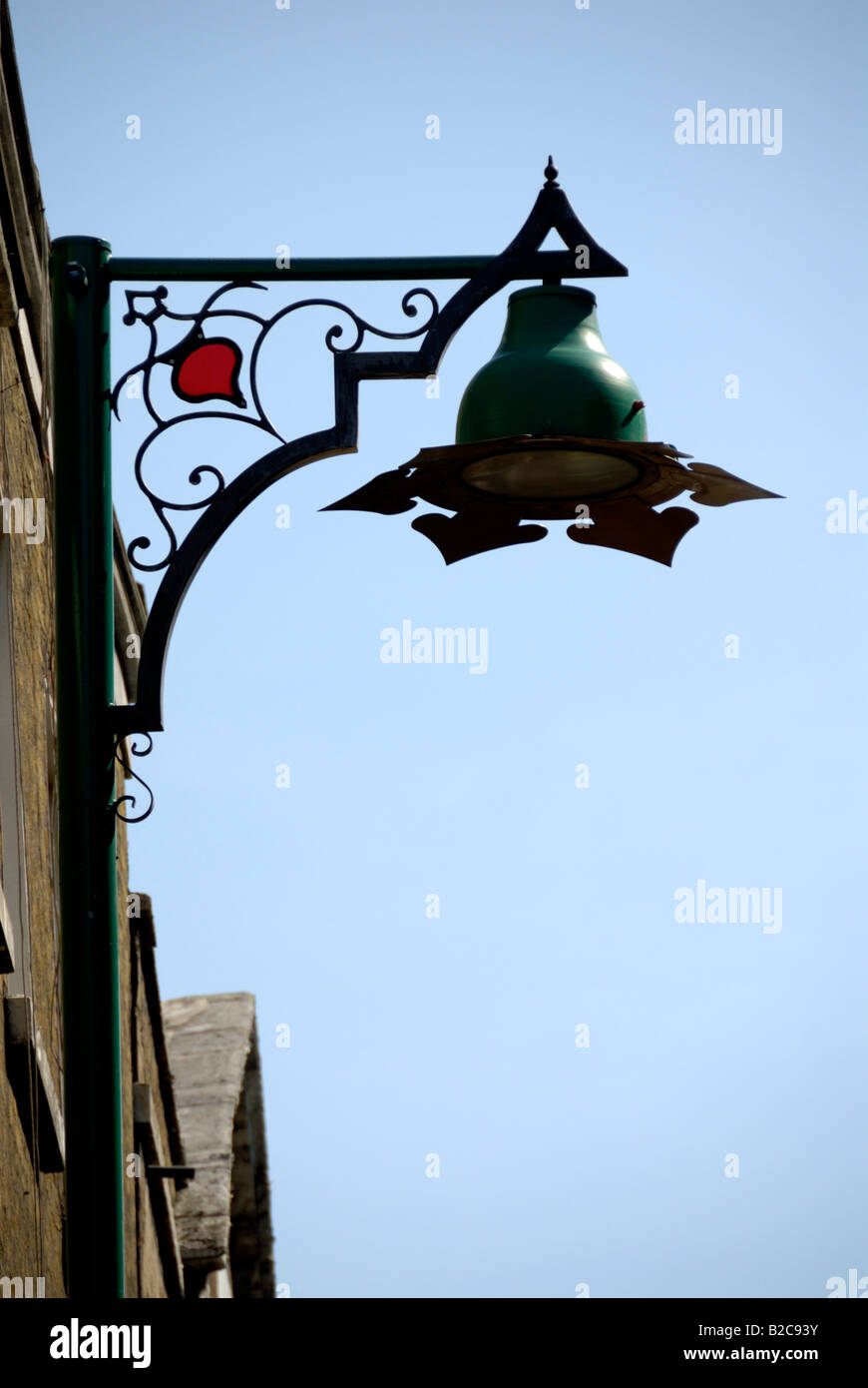 Brick Lane, Wall street lamp contre ciel bleu clair, Londres Banque D'Images