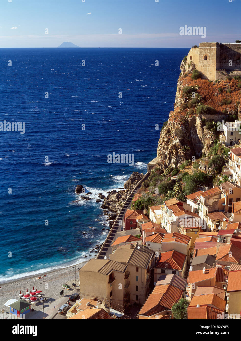 Vue sur les toits de la ville et de la plage Calabre Scilla Italie Banque D'Images