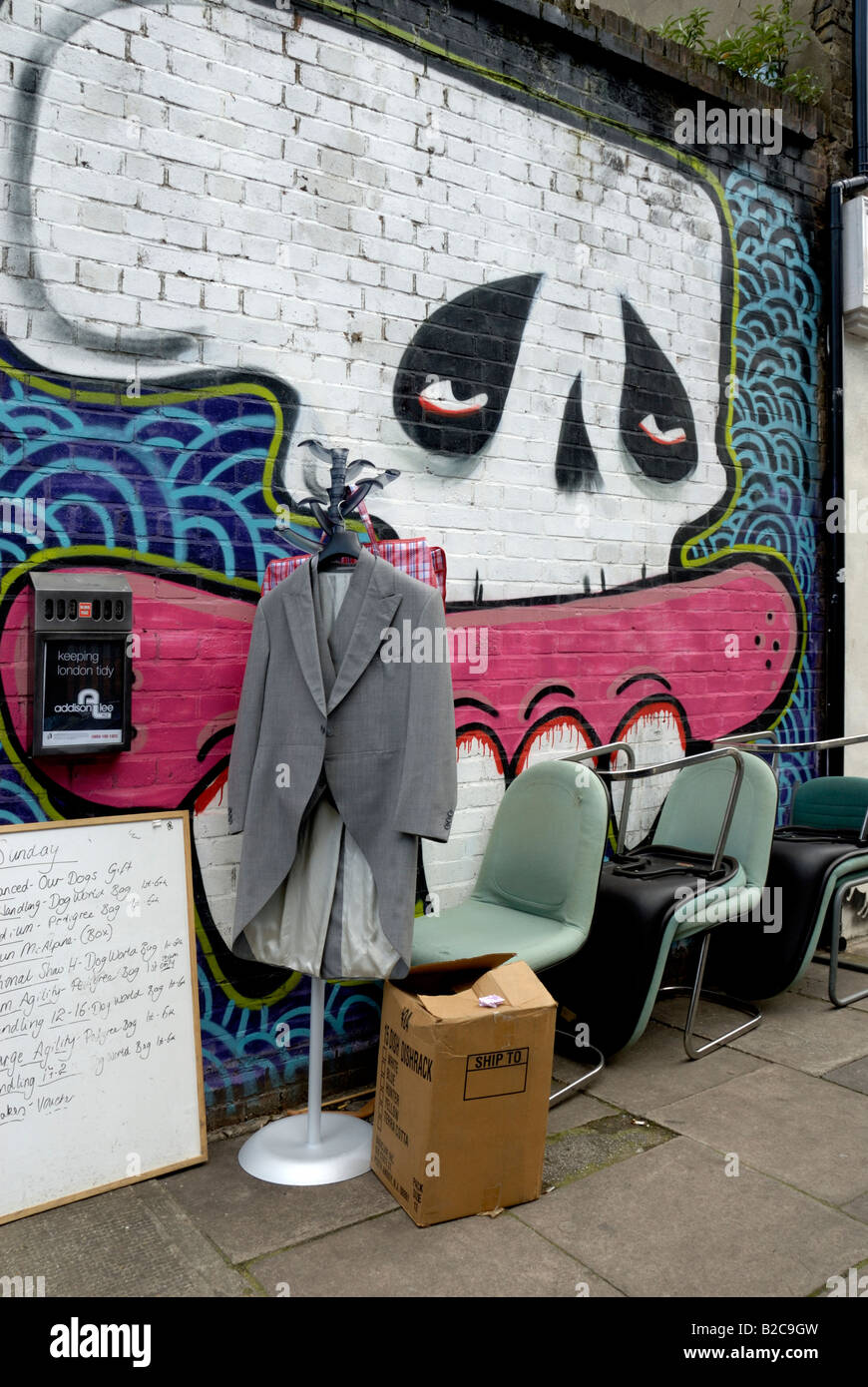 Gravure 'Candy' - 'Sweet Toof murale sur le mur de briques avec des chaises vintage et de costume, Londres Banque D'Images