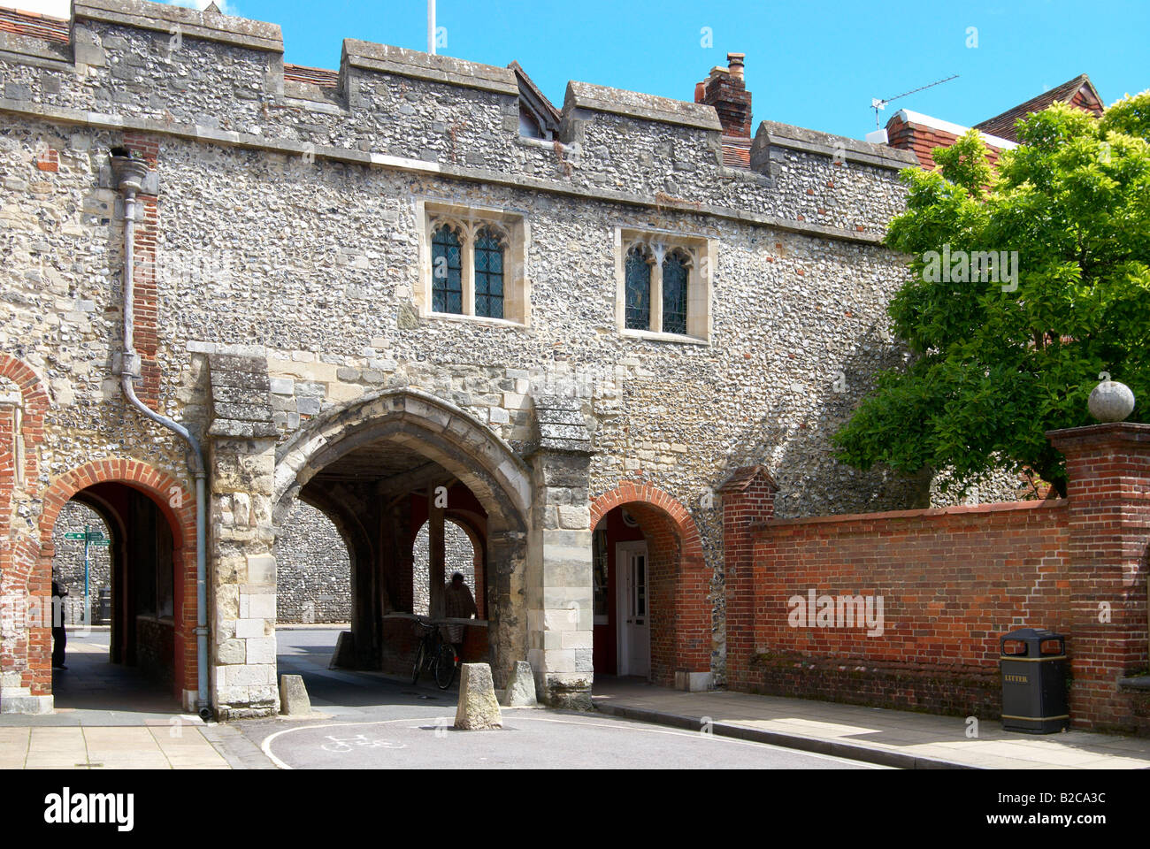 Kings Gate (ou Kingsgate) L'une des portes de la ville historique de Winchester, Hampshire en Angleterre avec plus de l'église Saint-Laurent. Banque D'Images