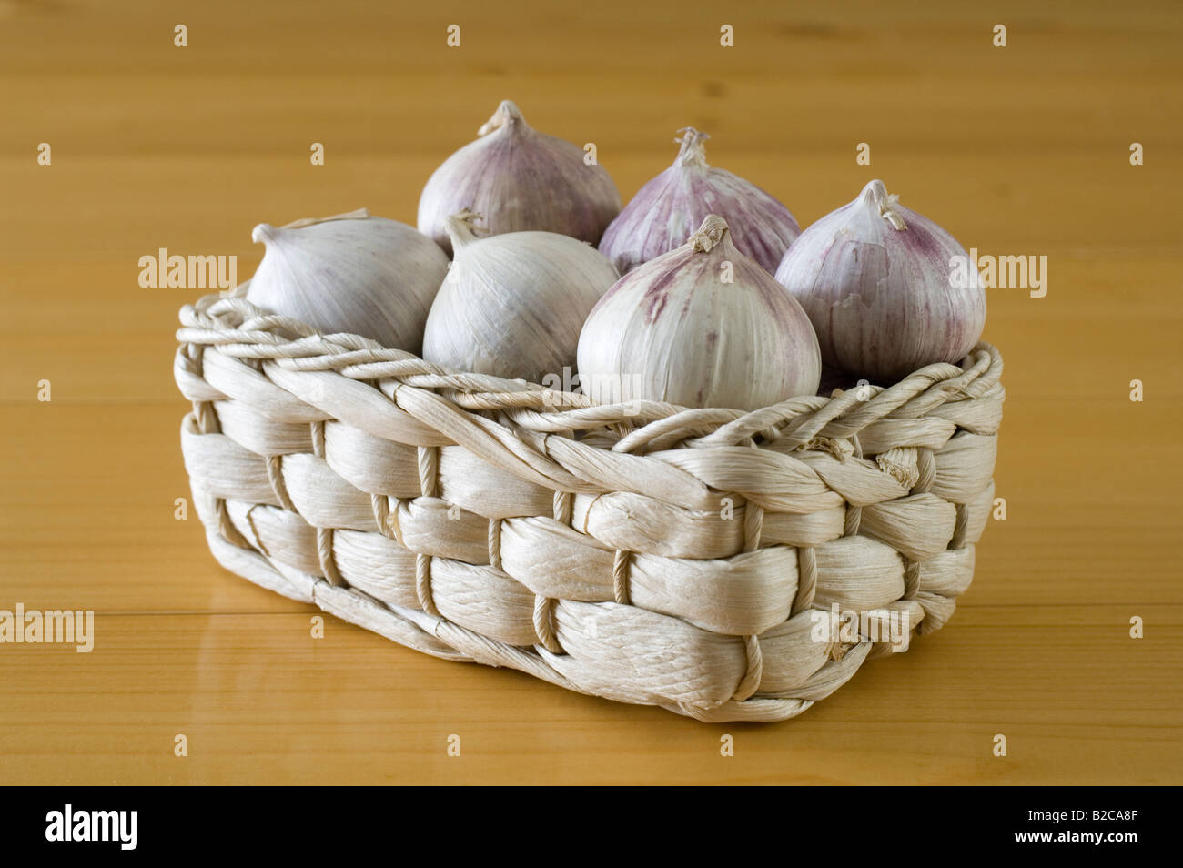 Seule gousse d'ail de la Chine dans un petit panier Banque D'Images