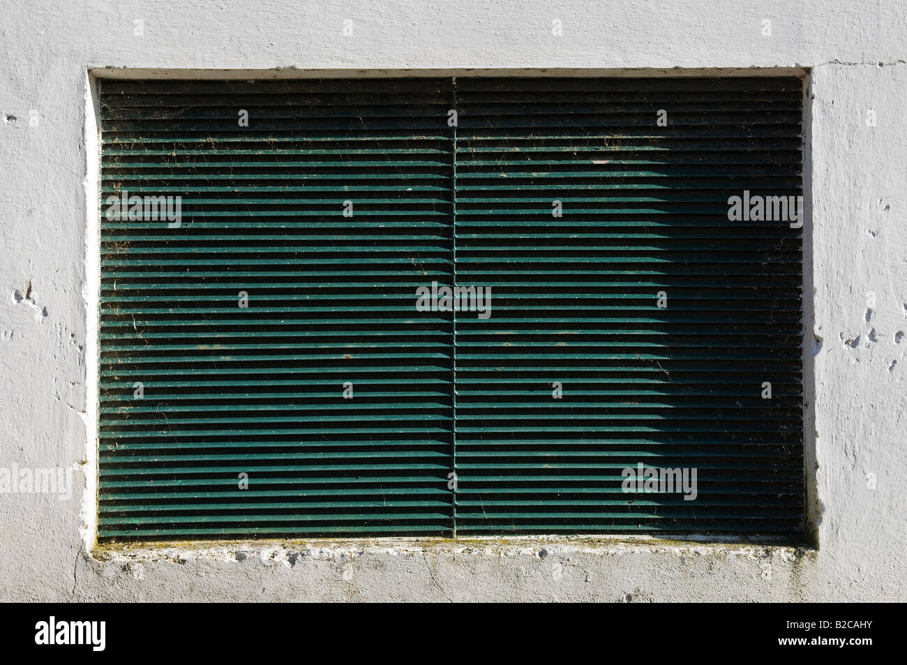 Détail de mur blanc avec une grille de ventilation Banque D'Images