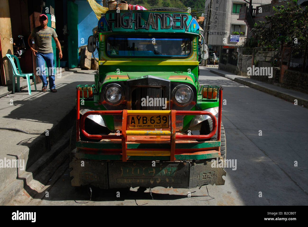 Jeepney et son chauffeur à Bontoc, nord-Luzon, Philippines, en Asie du sud-est Banque D'Images