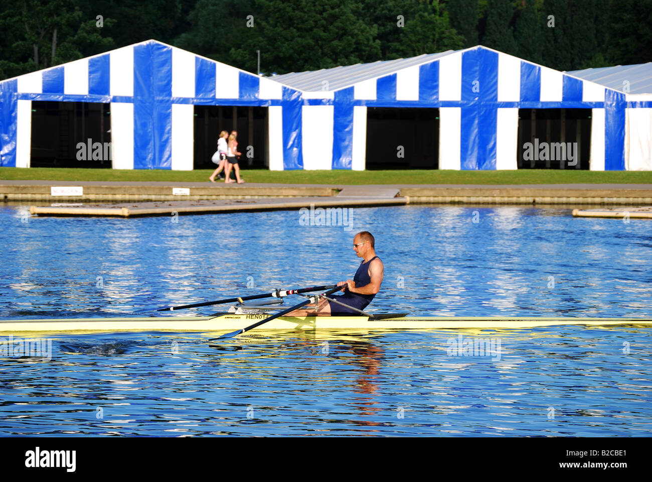 De l'aviron sur la Tamise, Henley-on-Thames, Oxfordshire, Angleterre, Royaume-Uni Banque D'Images De l'aviron sur la Tamise, Henley-on-Thames, Oxfordshire, Angleterre, Royaume-Uni Banque D'Images