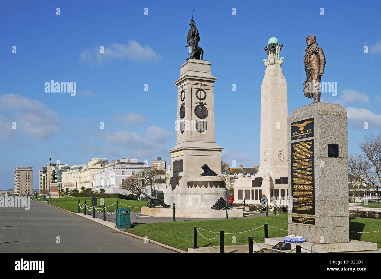 Trois monuments commémoratifs de Plymouth Hoe Angleterre sur la droite le monument commémoratif de guerre de la Royal Air Force dans le centre mémorial de guerre de la Royal Navy Banque D'Images