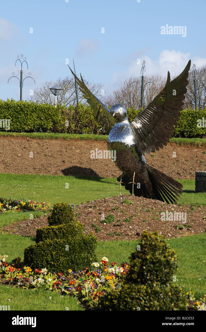 Modèle en métal statue d'une colombe en jardin de la paix sur l'Angleterre Plymouth Hoe Banque D'Images