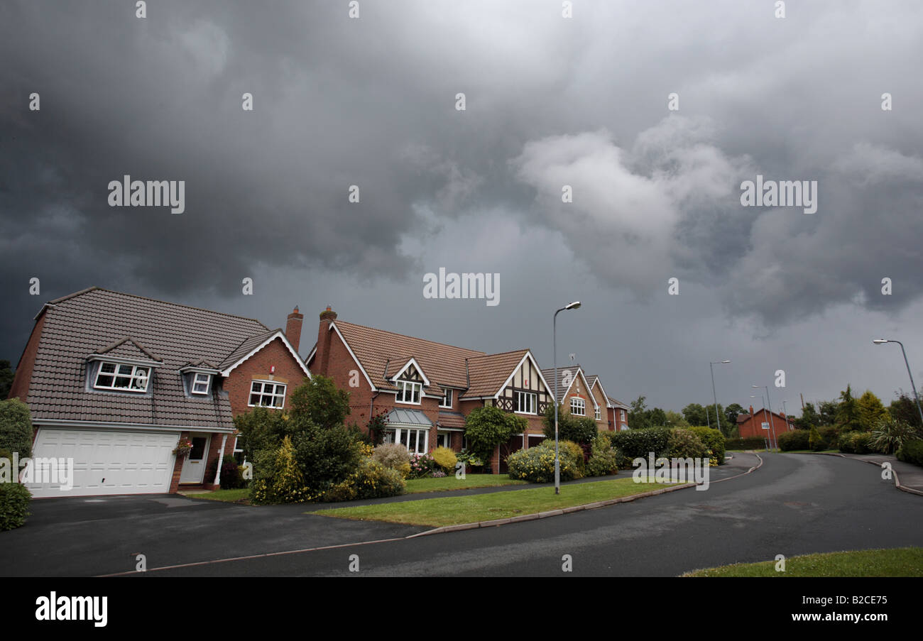 Les nuages de tempête approche d'un ensemble immobilier dans le Worcestershire UK en été Banque D'Images