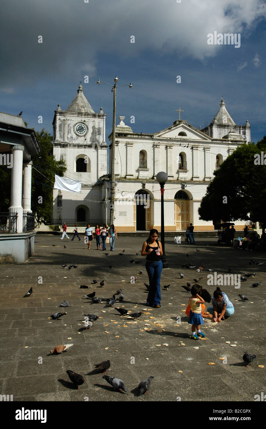 Les enfants jouer en face de la basilique de l'Immaculée Conception, Heredia, Costa Rica, Amérique Centrale Banque D'Images