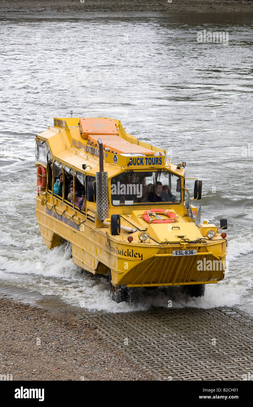 Artisanat amphibie en chassant de la Thames. Vauxhall, Londres, Angleterre Banque D'Images