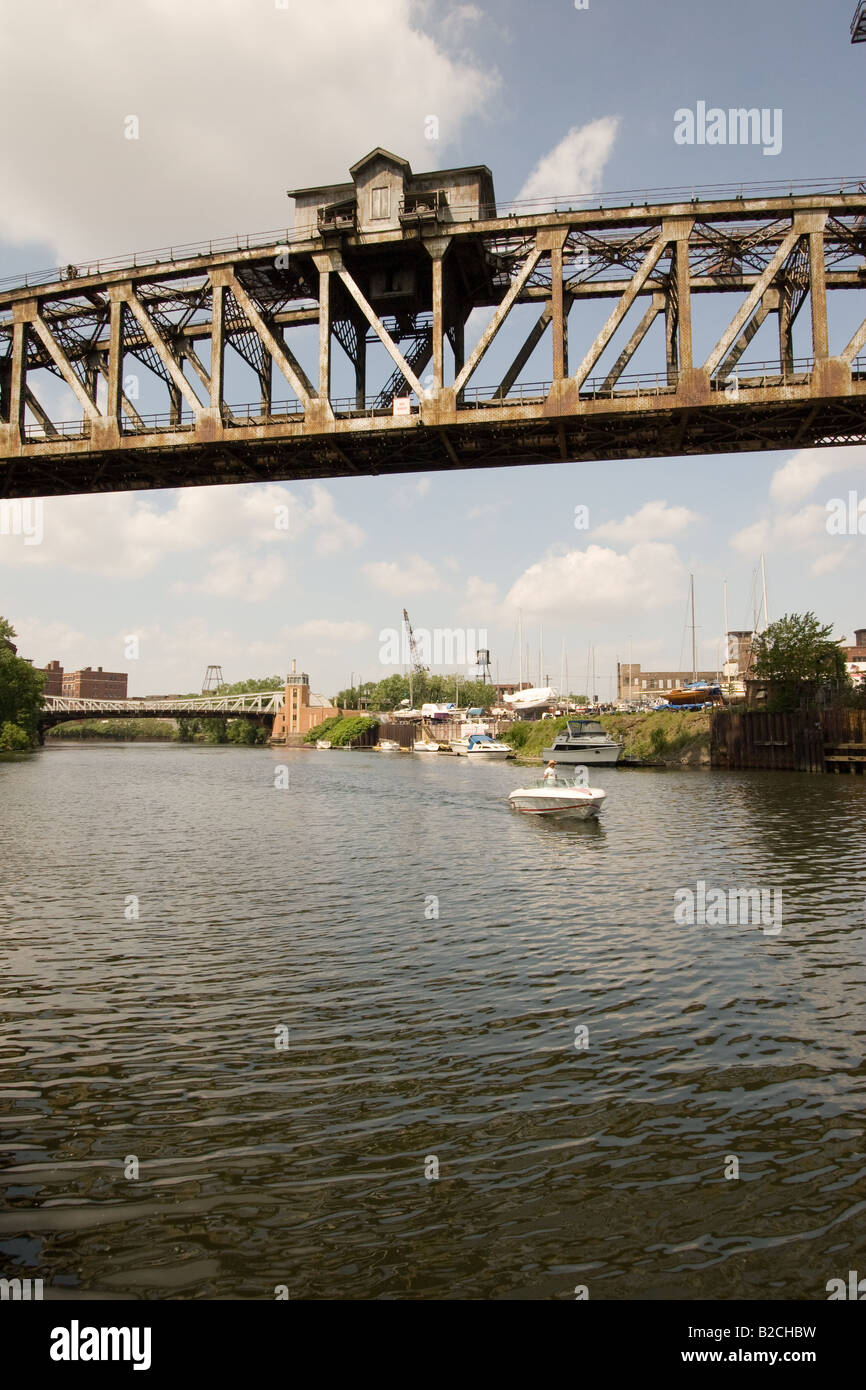 Vue sur le site historique Pennsylvania Railroad Bridge depuis le parc mémorial Ping Tom de Chinatown, Chicago, Illinois, États-Unis. Banque D'Images